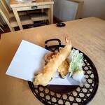 四季 花まる すすきの店 - 揚げ立て天麩羅(海老、イカの耳、さつまいも、大葉)