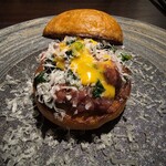 TRAEVO - 馬肉と寒締めほうれん草のタルタルスライダー