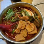 モツの朝立ち - スープは辣油醤油ベース、モツは柔らかく甘い