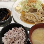 手しおごはん 玄 - 玉ねぎたっぷり豚生姜焼き定食1380円ー20円（ご飯少なめ）＝1360円