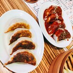 餃子 小籠包 福包酒場 - 餃子が並ぶ(右:辛辛餃子、左:焼餃子)
