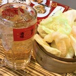 餃子 小籠包 福包酒場 - お通しの海老せん・ドリンク