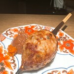 炭割烹 新谷 - つくね塩焼き 梅肉と柚子胡椒添え ◎めっちゃ美味い！そもそも塩焼きの時点で完成されてる