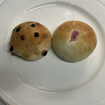 カンガルー - 右、こしあんぱん220円。
            左、チョコロール140円。
            