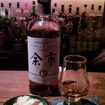 柳小路 まるうめ - 話題の余市を飲んでみましょう。まずはストレートに挑戦！