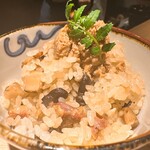 炭割烹 新谷 - 〆の地鶏ときのこを使った炊き込みご飯 柔らかく炊いた地鶏と柚子の肉味噌添え ◎めっちゃ美味い！炊き込みご飯が久しぶり、かつ完成されてる中で葉山椒は香付けでいいとして肉味噌まで必要かは少し疑問