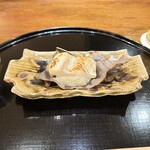 日本料理 幸庵 - 焼き物 マナガツオの味噌漬け 菊芋のすりおろし 朴葉に乗せて