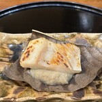 日本料理 幸庵 - 焼き物 マナガツオの味噌漬け 菊芋のすりおろし 朴葉に乗せて
