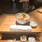 炭割烹 新谷 - 〆の地鶏ときのこを使った炊き込みご飯 柔らかく炊いた地鶏と柚子の肉味噌添え