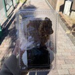 伊勢屋餅菓子店 - おにぎり(さけ) 250円、メンチ 100円、から揚(100円) おまけ