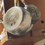 長崎の味処 鮨・割烹さくらい - 鍋の底にアソパソマソ…（実は大将ソックリ）