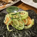 長崎の味処 鮨・割烹さくらい - 海苔の上に穴子ときゅうりを置いて