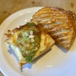 ル・パン・コティディアン 芝公園店 - 左:アボガド&チキンチーズのクロックムッシュ、右: ショソンオポム