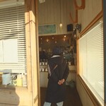 Blue DOOR Coffee - 店内には飲食スペースはありません。スタバにはない雰囲気があります。