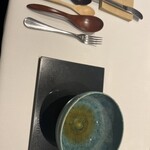 レーヌ デ プレ - 黒いのは石のまな板