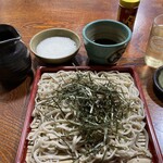 そば処 やり屋 - 料理写真:蕎麦は太めの平たい系、真冬に冷茶、蕎麦湯もつかないせいかトロロ付で￥750と激安い