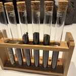 レーヌ デ プレ - 試験管に入ったお茶　コルクを開けると素晴らしい香り。一つに選べない…「この中から二つ」一つはお猪口くらい、にしたら楽しいだろう。