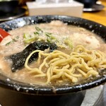 無鉄砲 - とんこつチャーシューメン半熟玉子入り(ばりかた、こってりよりちょいこってり、味半分) 麺こんな感じ〜