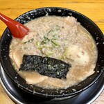 無鉄砲 - とんこつチャーシューメン半熟玉子入り(ばりかた、こってりよりちょいこってり、味半分)