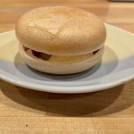 割烹cob - 塩こぶ入りアイスもなか　ミルクアイスといちご