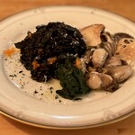 Fortune comes in at the merry gate - 牡蠣のスパイスマリネとイカスミリゾット