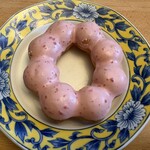 ミスタードーナツ - 料理写真:ポン・デ・ストロベリー183円。 いちごミルク風味のチョコで表面をコーティングしたポンデリングです。