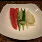 バー スティンガー - お通しのピクルス。