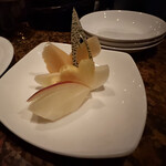 バー スティンガー - お通しのフルーツ