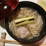 国分寺　翔 - 背後にチラ見えするのは「宇治煎茶割り」。前回「くき茶玉露割り」に魅了されたがくき茶は入荷待ち。メニューに記載はないが茶葉は一保堂茶舗、香りも味わいも流石！