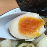 ケンチャンラーメン - 煮卵クンハーフ、サービスしてもらいありがたいたです