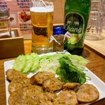 タイ屋台料理 ムエタイハウス - チャーンビールに合うソーセージ