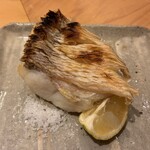 すしやのたい悟 - この焼かれた鱗　これを一番食べてほしい！　まさに職人技！