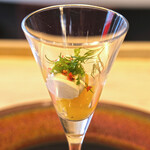 Les aromes - ランチコース 3190円 のオレンジのジュレ ホウレン草のムース ピンクペッパー、ハーブ