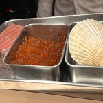 麦と麺助 - 殻付ホタテ（函館産）・いくら・本マグロ（青森八戸沖）