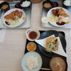 蒔田 - 三人で頂いたのは、私が手前の”蒔田”さんの”岩手産 牡蠣天ぷら定食”、妻と母が向こう側の”キッチンＫ”さんの”アジ ・ カキフライ定食”です。