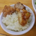 小ライス 100円に排骨肉を乗せて…