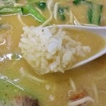 ラーメン ミンミン - 白飯を入れて…！