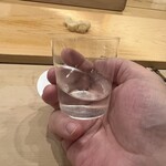 鮨 しゅん輔 - 日本酒はこのグラスになみなみ注がれるのだけど、120mlぐらいかな・・・？