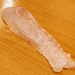 鮨 しゅん輔 - 鮃かな、と思って見ていたら、なんと苫小牧で揚がった松川鰈でした。鵡川に近いのでシシャモの子供でも食べているのかなぁ？