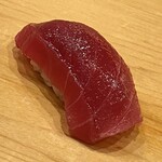 鮨 しゅん輔 - 大間の赤身。腹ナカです