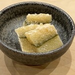 鮨 しゅん輔 - 白味を加えた酒粕に漬けた子持ち昆布です。お酒が進みます