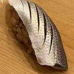 鮨 しゅん輔 - 小肌です。ここから希釈の薄い赤酢に変わります