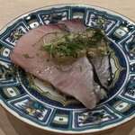 鮨 しゅん輔 - 炙った鰆です。西京味噌と大葉をトッピング