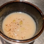 酒と料理　戸塚駅横研究所 - カリフラワーのポタージュ(お通し)