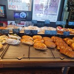 BOULANGERIE MELIES - 甘いパンも見欲的