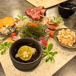 ツマンデ呑める みやこパーラー ハイサイ! - 海ぶどうをシークワーサーポンズで、コーヒー黒豆とマスカルポーネ、ナッツまみれのジーマミ豆腐、豚タンのスモーク パッションバターをのせて、もずくと長芋のそうめん