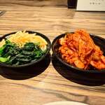 焼肉 ジャンボ - 白菜キムチとナムル2種