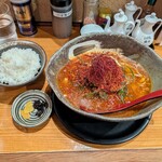 たけ虎 - レッドホットスパイシーラーメン+ライス。