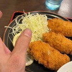 みそかつの三河屋 - 汚い指ですみません。僕の親指の先端から付け根までとほぼ同サイズ。
