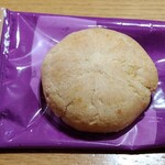 うなぎパイファクトリー　売店 - 練りパイが香ばしい。お芋が優しく甘い。